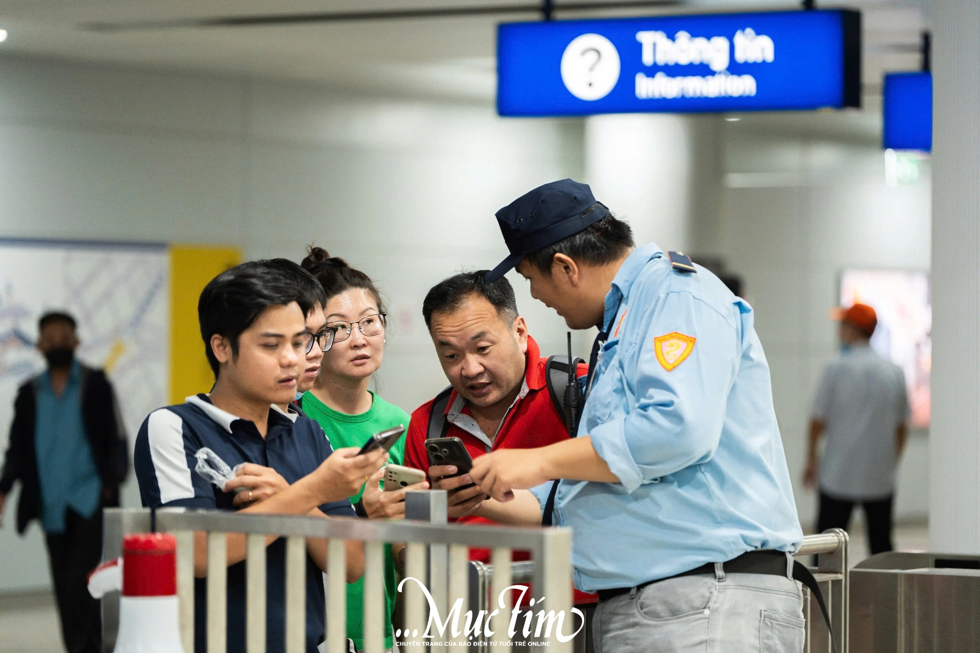 Một ngày làm việc của anh bảo vệ cao 2m tại metro Bến Thành- Ảnh 6.