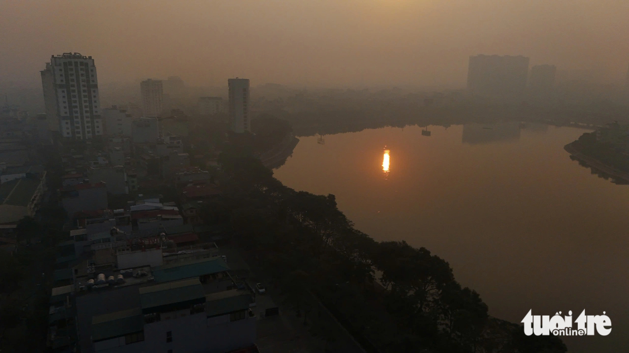 'Ngắm’ bầu trời Hà Nội mờ đục trong ngày ô nhiễm không khí - Ảnh 3.