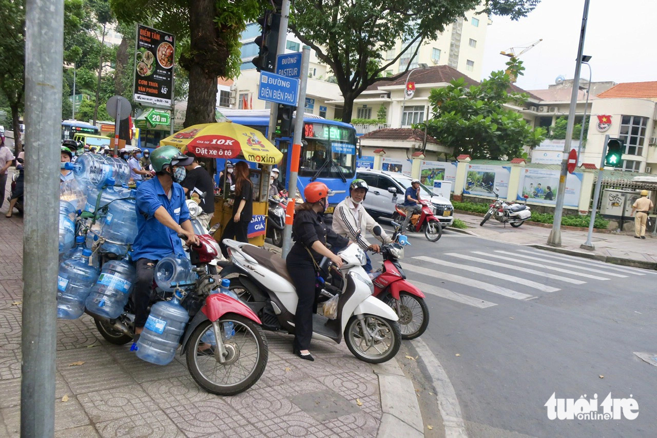 Sau 3 ngày tăng tiền phạt, nhiều người vẫn 'vô tư' vi phạm giao thông - Ảnh 7.