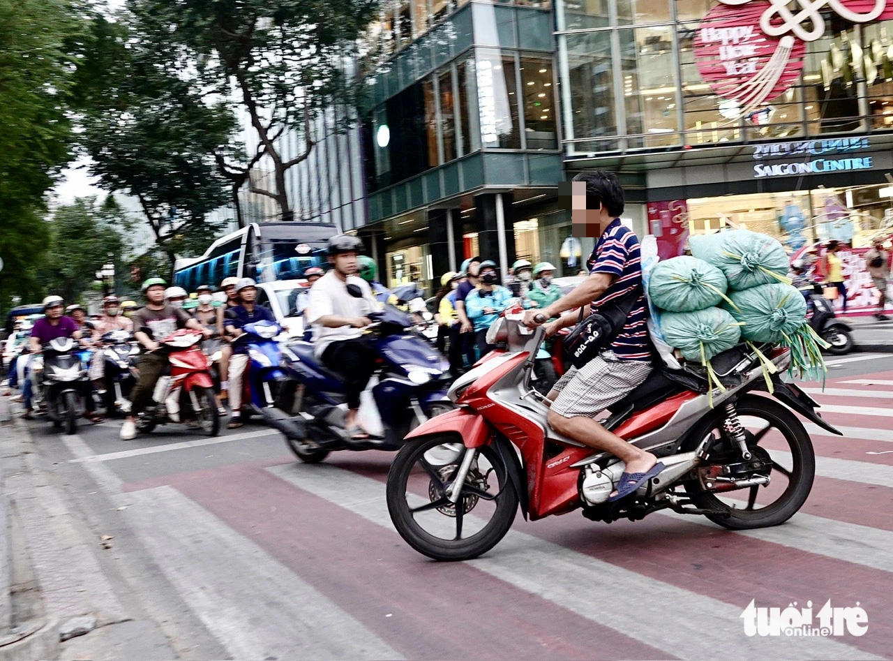 Sau 3 ngày tăng tiền phạt, nhiều người vẫn 'vô tư' vi phạm giao thông - Ảnh 4.