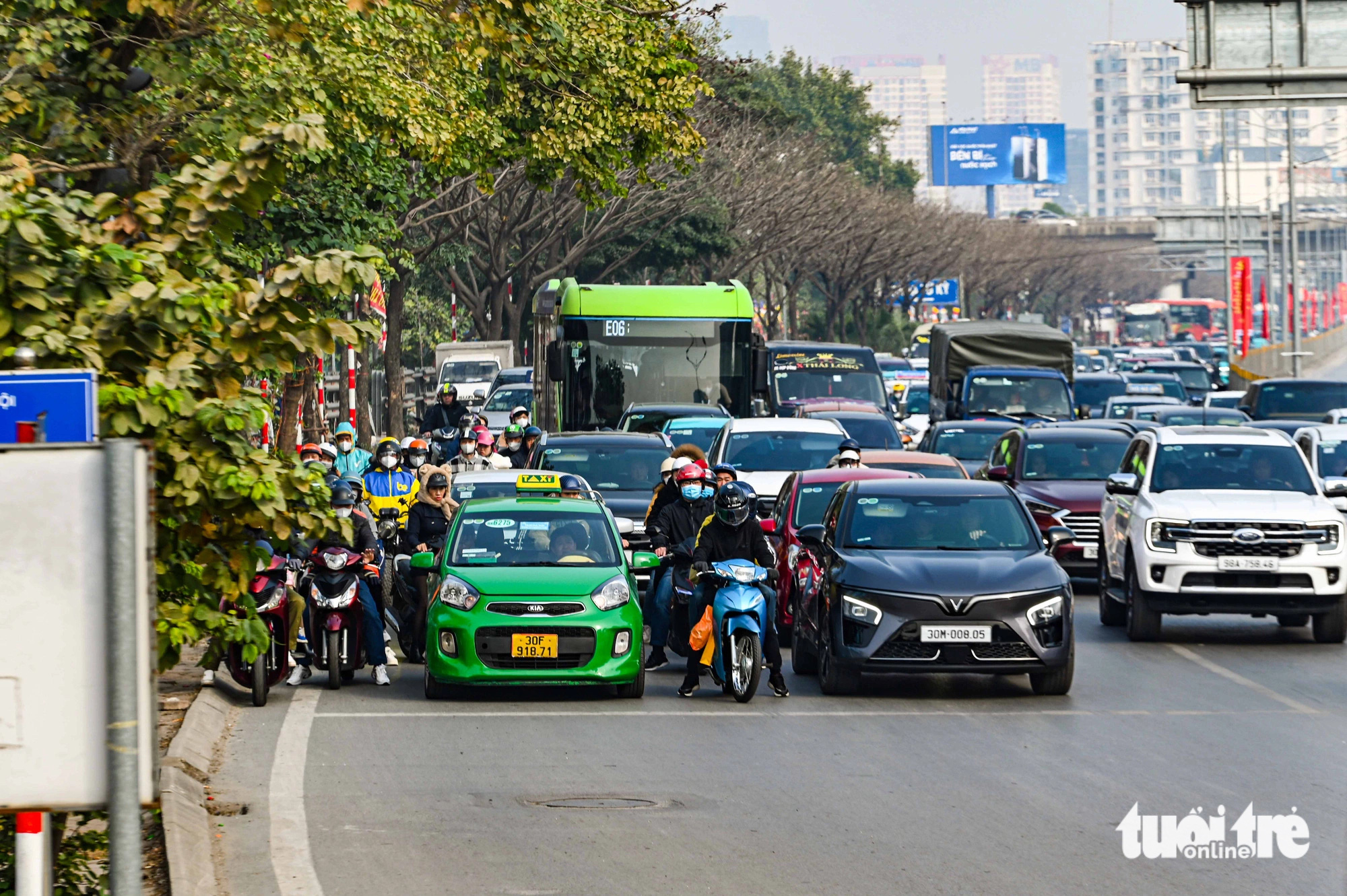 Ngạc nhiên chưa: Người Hà Nội du xuân đông đảo nhưng chấp hành nghiêm quy tắc giao thông - Ảnh 3.