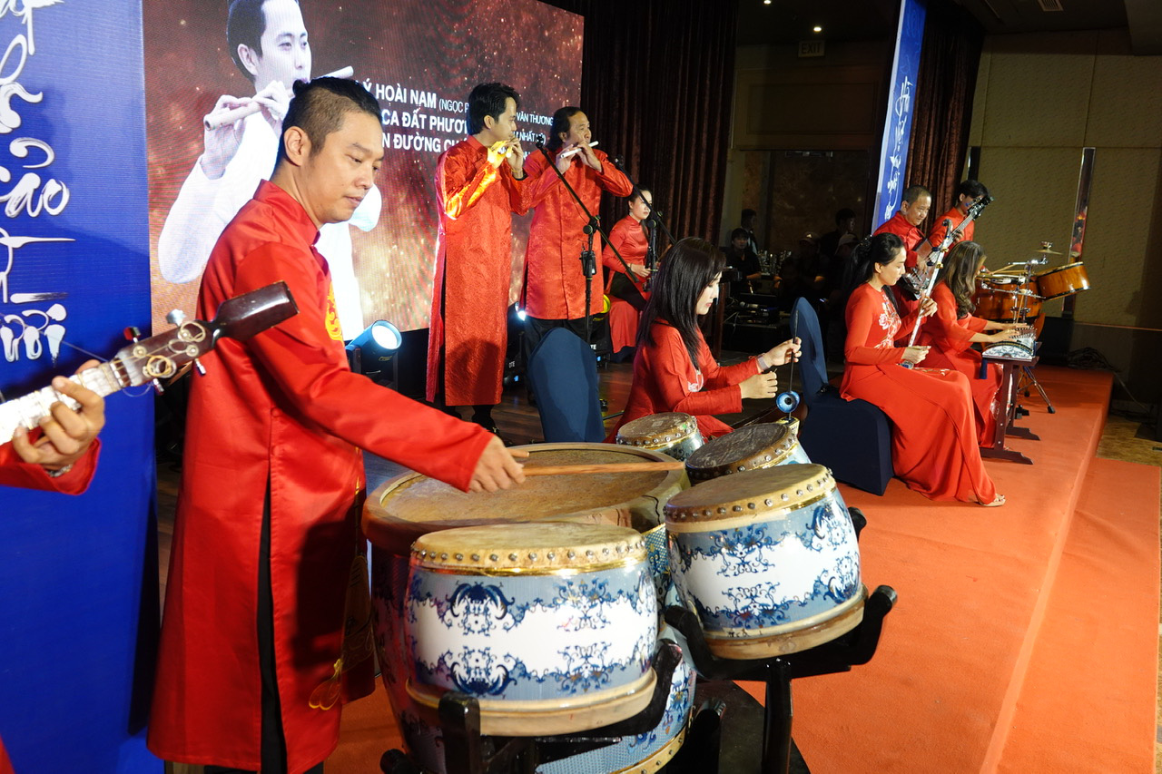 Hải Phượng, Tăng Thành Nam chơi đàn tranh, đàn violin bằng sứ - Ảnh 2.