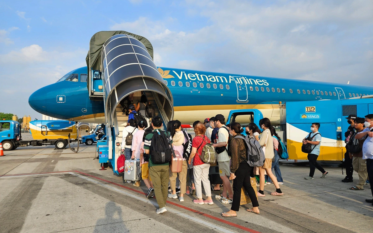 Vé máy bay tăng cao, nhiều chặng... 'cháy vé'! - Ảnh 2.