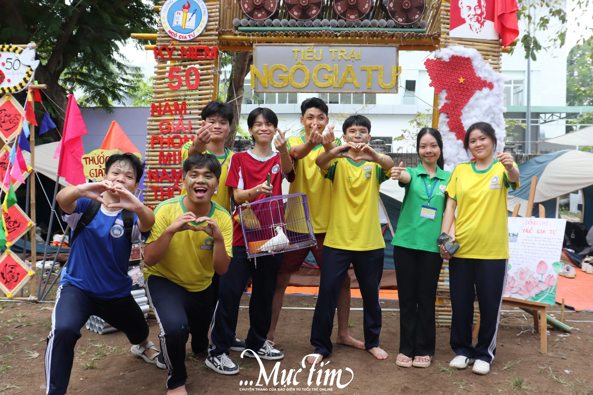 Rực rỡ cờ hoa tiết mục flashmob của cụm 2 tại Hội trại truyền thống 9-1- Ảnh 2.