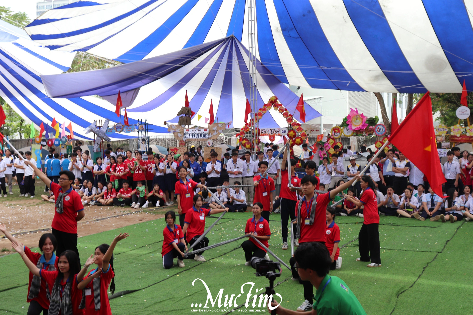 Rực rỡ cờ hoa tiết mục flashmob của cụm 2 tại Hội trại truyền thống 9-1- Ảnh 3.