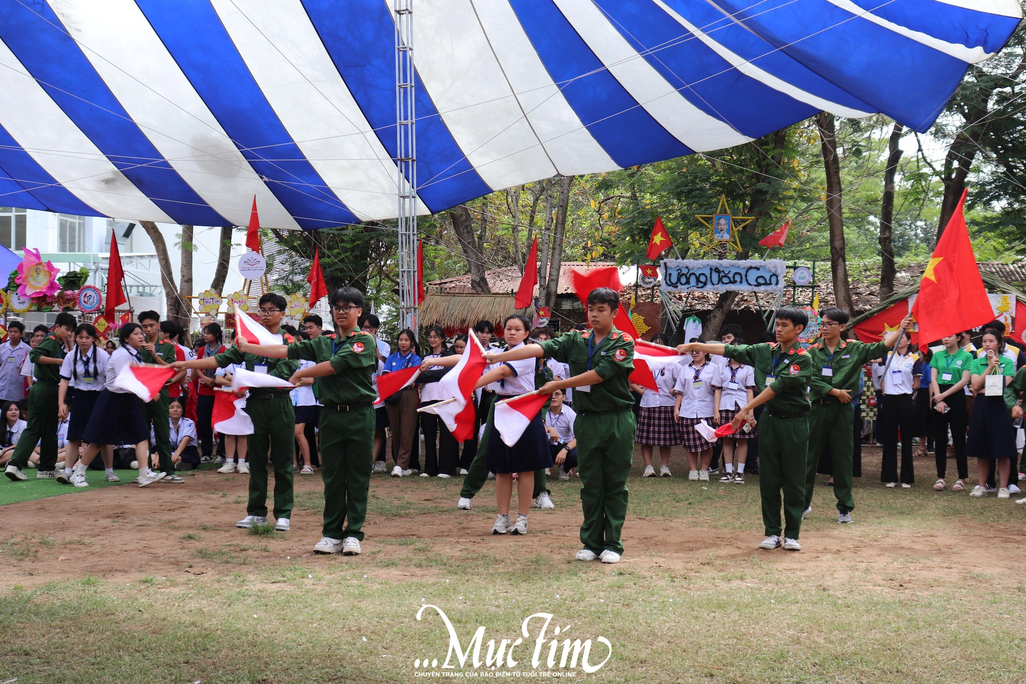 Rực rỡ cờ hoa tiết mục flashmob của cụm 2 tại Hội trại truyền thống 9-1- Ảnh 5.