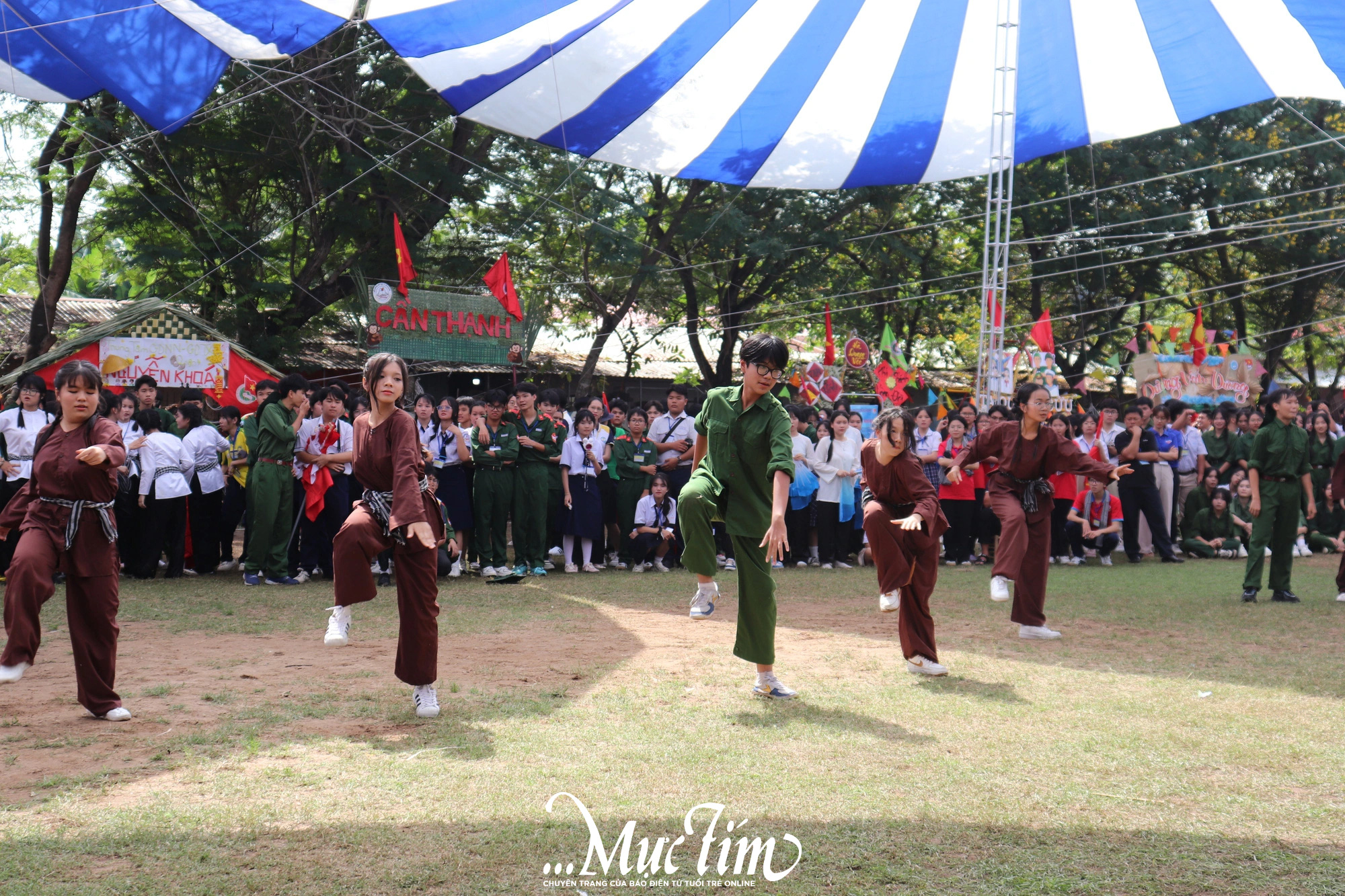 Rực rỡ cờ hoa tiết mục flashmob của cụm 2 tại Hội trại truyền thống 9-1- Ảnh 6.