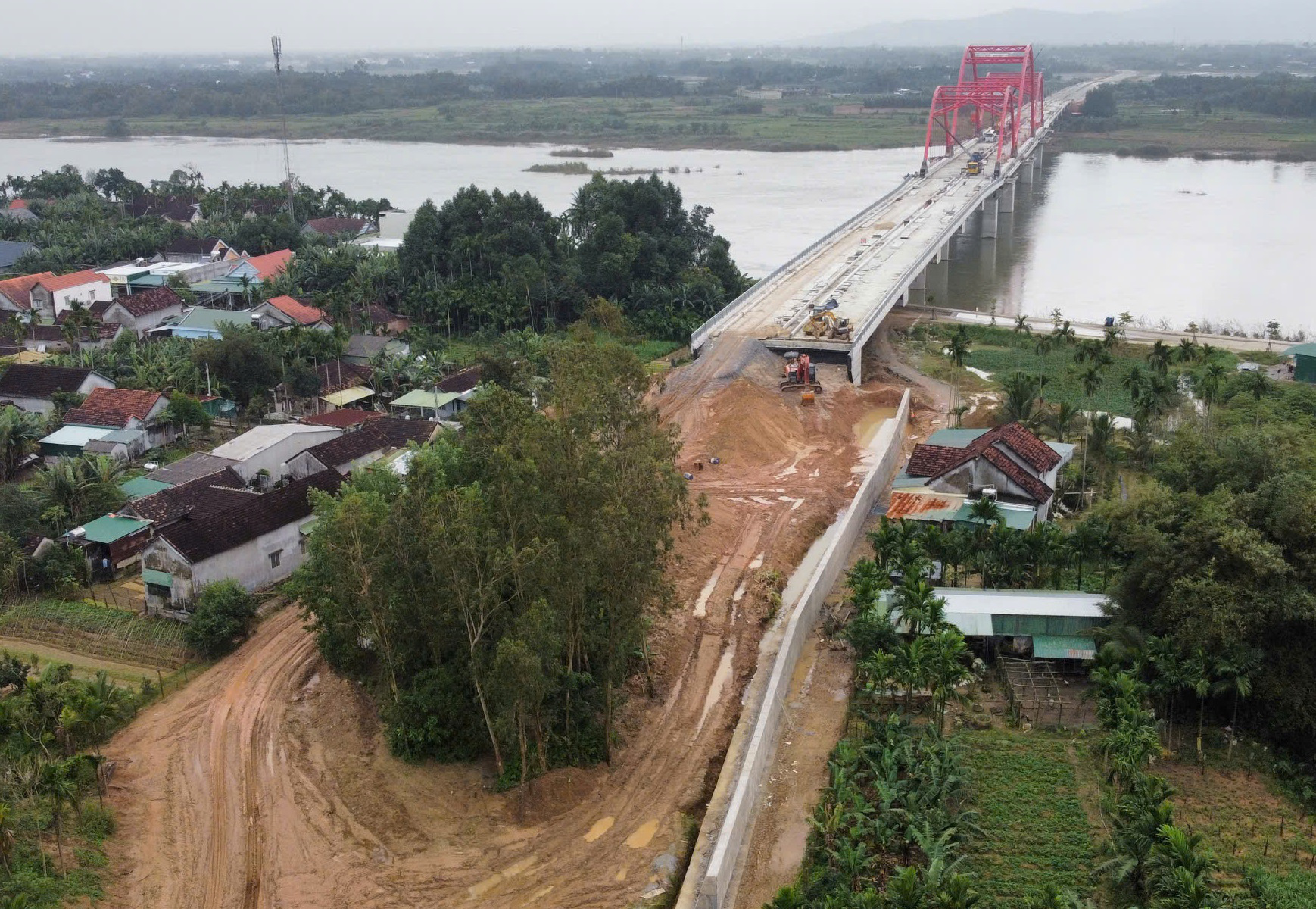 Cưỡng chế khu đất khiến cầu Trà Khúc 3 'đứng bánh' - Ảnh 4.