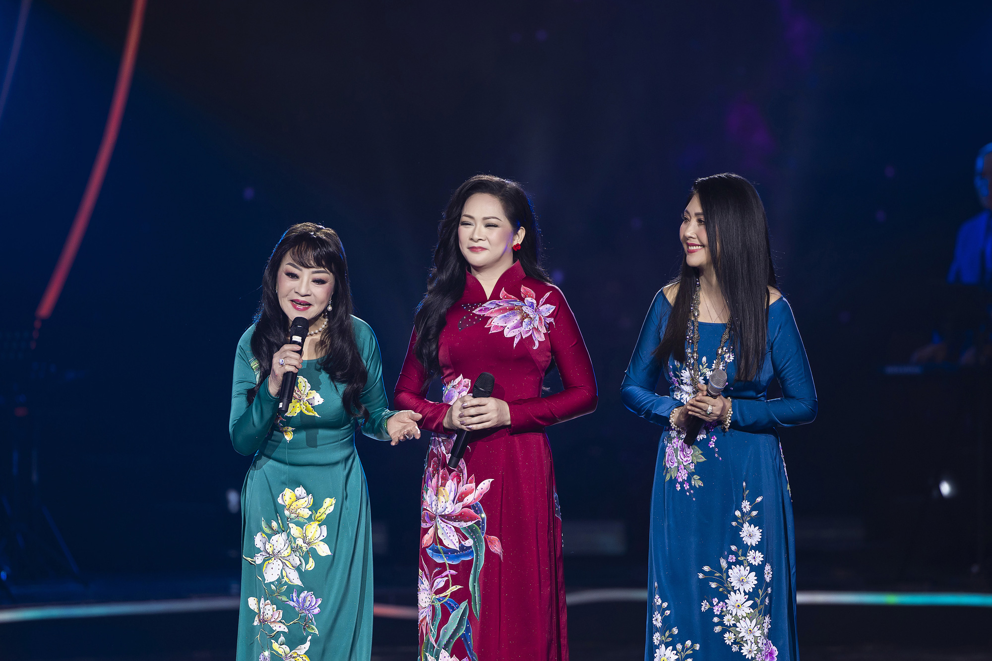 Nhu Quynh pozvala více než 20 zpěváků, hudební večer Lover and Homeland trval asi 4,5 hodiny - Foto 3. Như Quỳnh mời hơn 20 ca sĩ, đêm nhạc Người tình và quê hương kéo dài khoảng 4,5 tiếng - Ảnh 3.