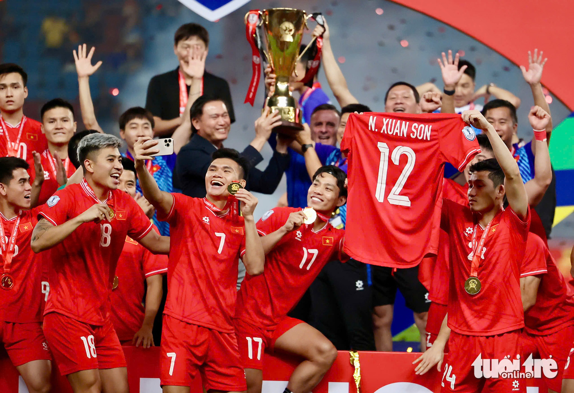 Khoảnh khắc xúc động mừng chức vô địch ASEAN Cup 2024 của tuyển Việt Nam - Ảnh 5.