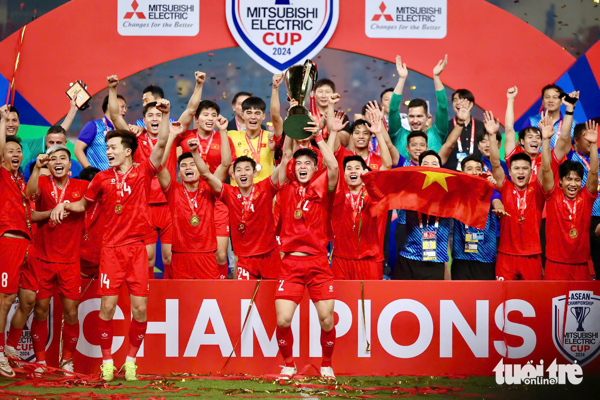 Khoảnh khắc xúc động mừng chức vô địch ASEAN Cup 2024 của tuyển Việt Nam - Ảnh 4.