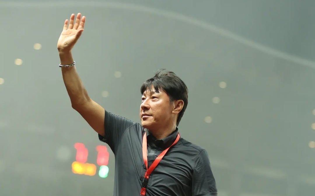 CĐV Indonesia tức giận khi ông Shin Tae Yong bị sa thải - Ảnh 2.