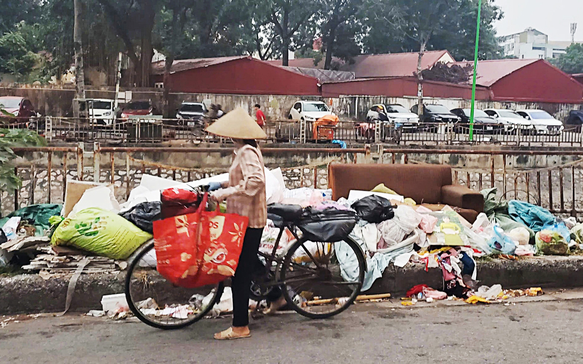 Kinh hoàng rác nhựa ngập tràn - Kỳ 4: Cứ tiện tay thì vứt, mặc kệ người khác dọn rác - Ảnh 3.