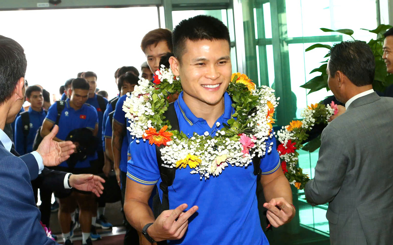 Nguyễn Xuân Son hát Quốc ca sau khi phẫu thuật thành công - Ảnh 4.