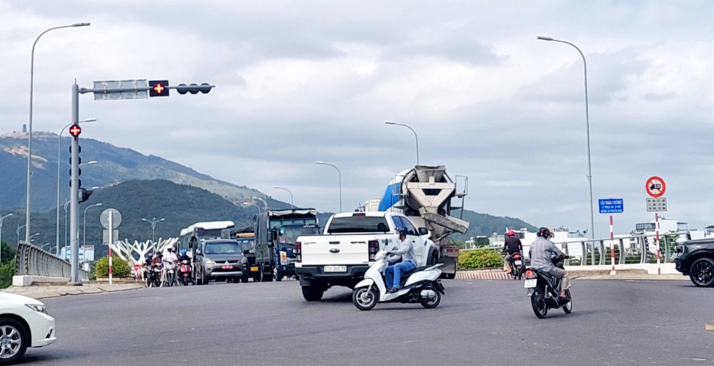 Dừng xe chờ đèn đỏ có làm tăng tải trọng, mất an toàn cầu Quán Trường, TP Nha Trang? - Ảnh 1.