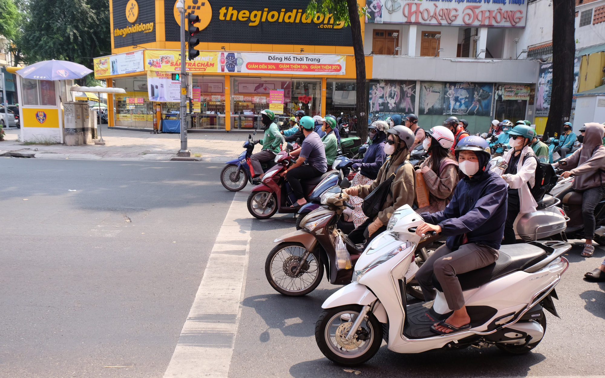 Đèn đỏ được rẽ phải ở Đà Nẵng: Có người đến, có người đi và có người ở lại - Ảnh 8.