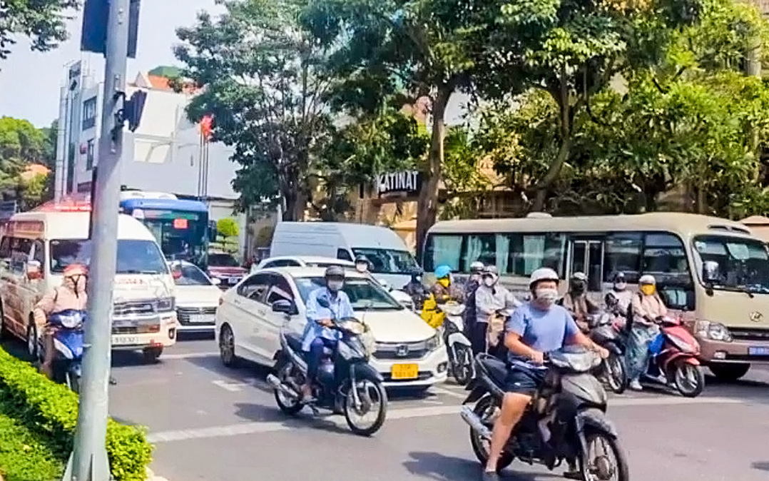 'Không nhường đường cho xe cấp cứu vì sợ mất 20 triệu': Xử lý như thế nào? - Ảnh 3.