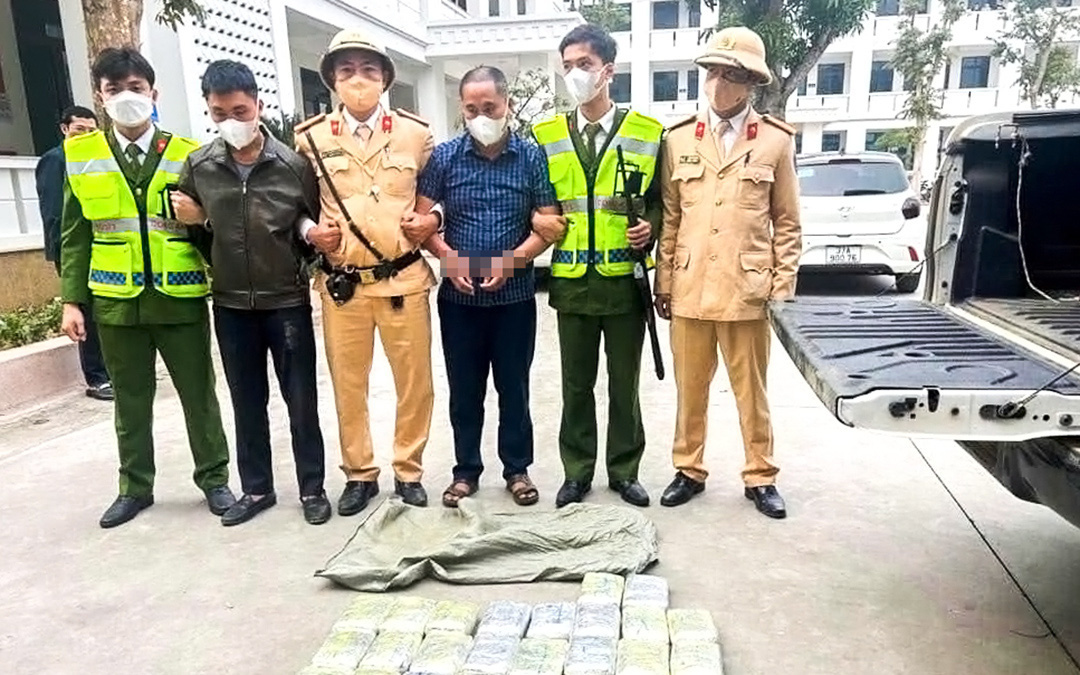 Không đội mũ bảo hiểm, đứng chờ đèn đỏ gặp cảnh sát phát hiện luôn tàng trữ ma túy - Ảnh 3.
