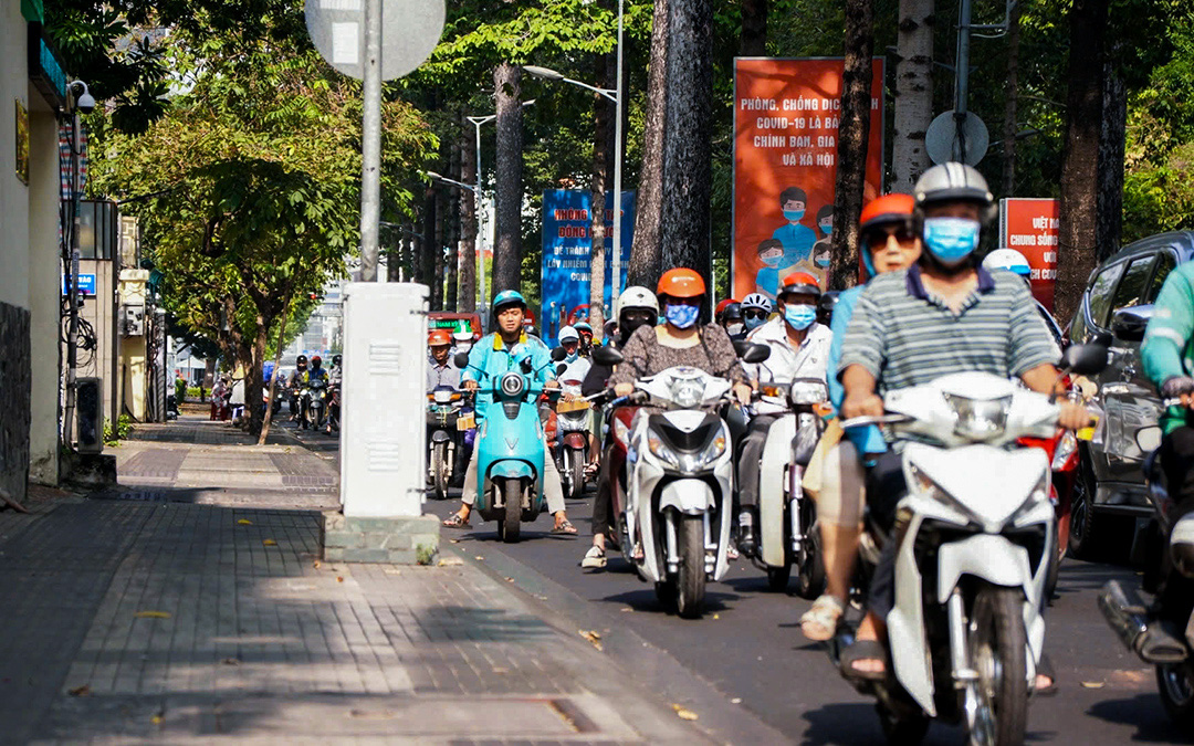 Chờ 10 lượt đèn đỏ chưa ra khỏi ngã ba; 2 biển báo giao thông “lạ lùng” đã được cắm… 10 năm - Ảnh 2.
