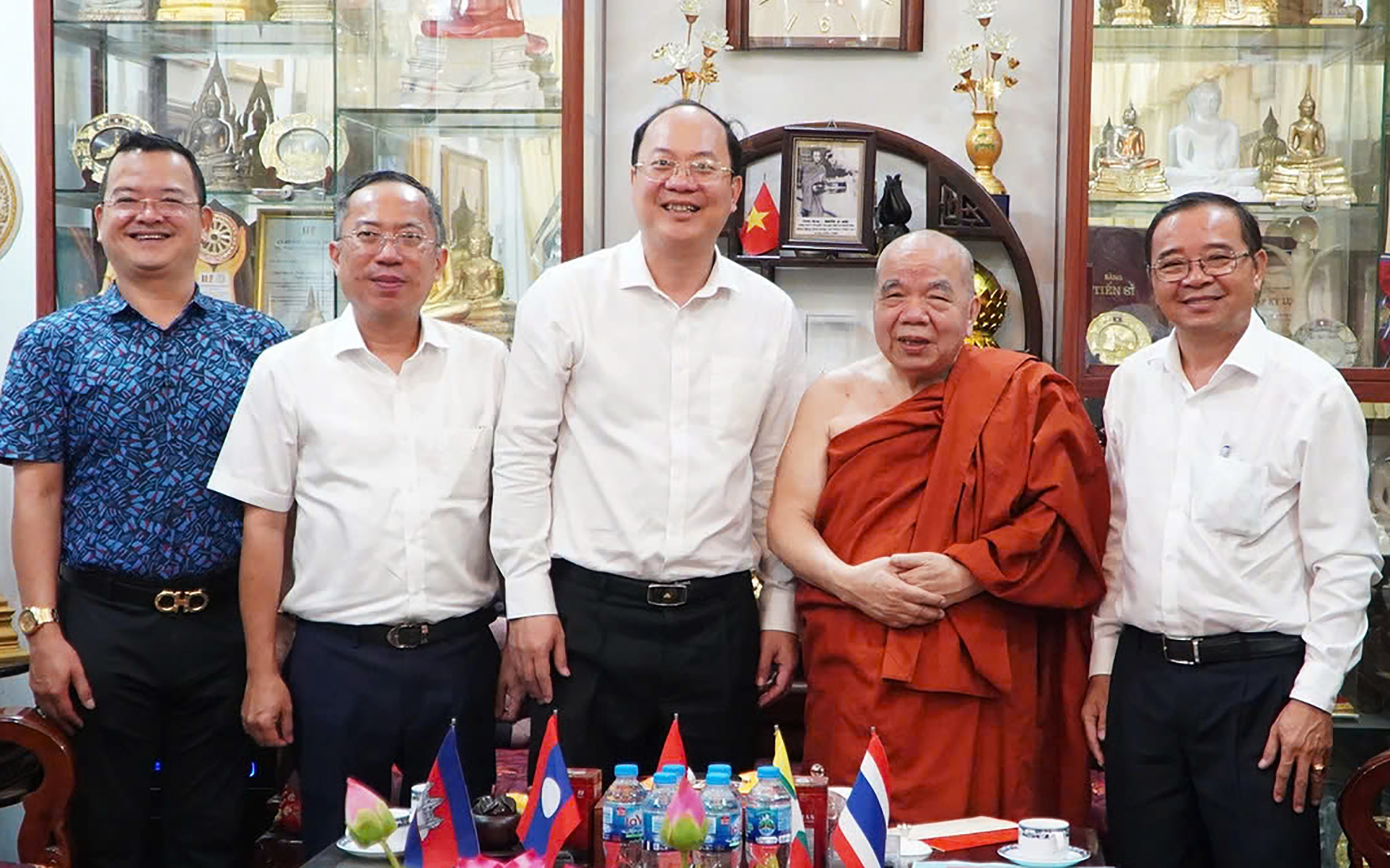 Lãnh đạo Thành ủy TP.HCM thăm, chúc tết người có công, gia đình nạn nhân COVID-19 - Ảnh 5.