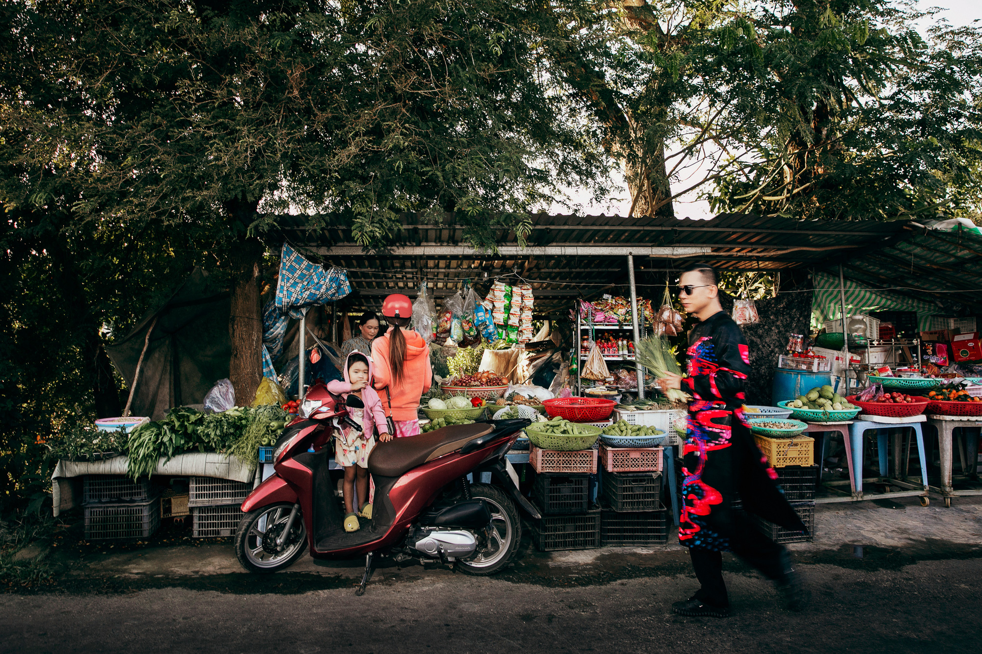 Glasses, ao dai'nin anavatandaki hikayesini fotoğraflarla anlatıyor - Fotoğraf 7. Kiếng Cận kể chuyện áo dài về trên quê hương bằng ảnh - Ảnh 7.