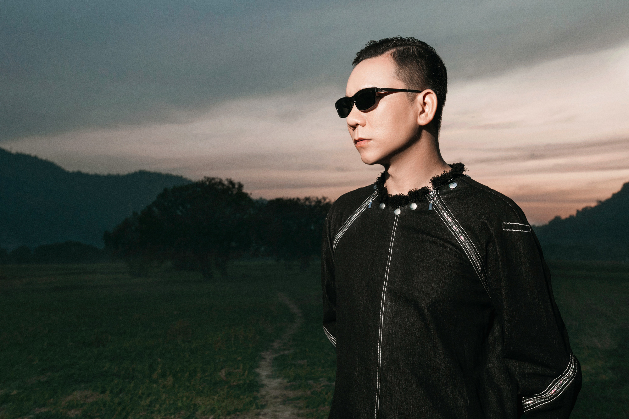 Glasses, ao dai'nin anavatandaki hikayesini fotoğraflarla anlatıyor - Fotoğraf 4. Kiếng Cận kể chuyện áo dài về trên quê hương bằng ảnh - Ảnh 4.