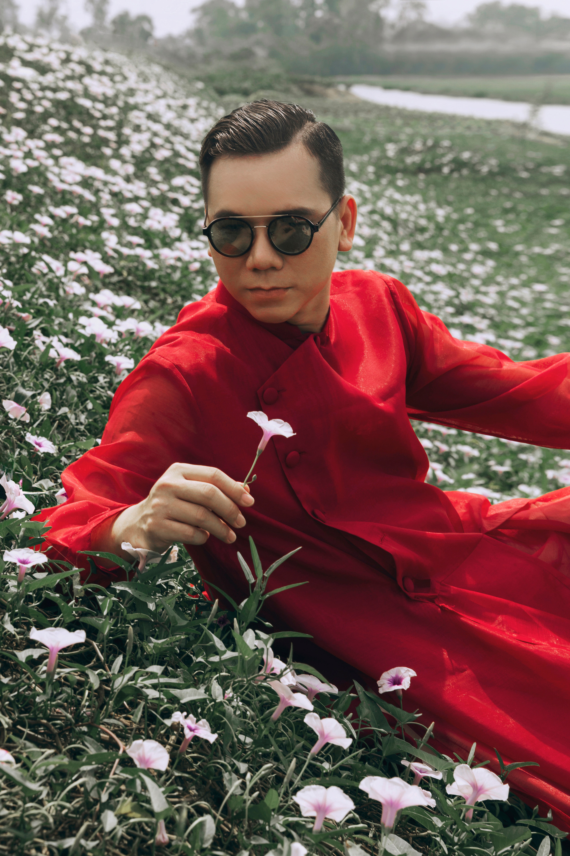 Glasses, ao dai'nin anavatandaki hikayesini fotoğraflarla anlatıyor - Fotoğraf 2. Kiếng Cận kể chuyện áo dài về trên quê hương bằng ảnh - Ảnh 2.