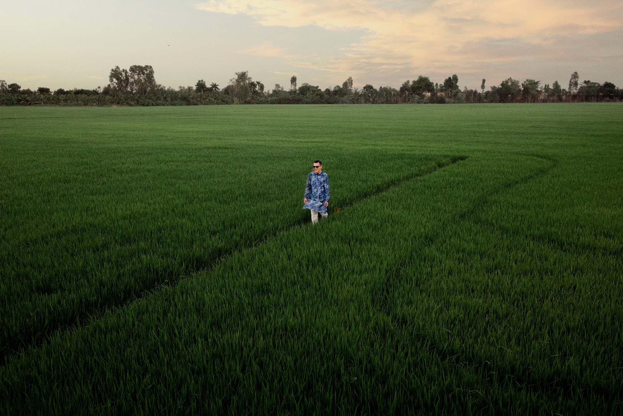 Glasses, ao dai'nin anavatandaki hikayesini fotoğraflarla anlatıyor - Fotoğraf 8. Kiếng Cận kể chuyện áo dài về trên quê hương bằng ảnh - Ảnh 8.