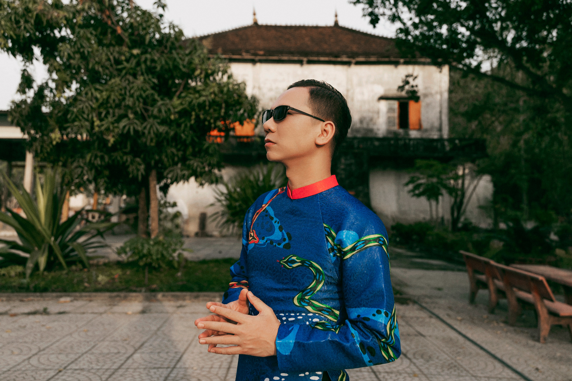 Glasses, ao dai'nin anavatandaki hikayesini fotoğraflarla anlatıyor - Fotoğraf 3. Kiếng Cận kể chuyện áo dài về trên quê hương bằng ảnh - Ảnh 3.