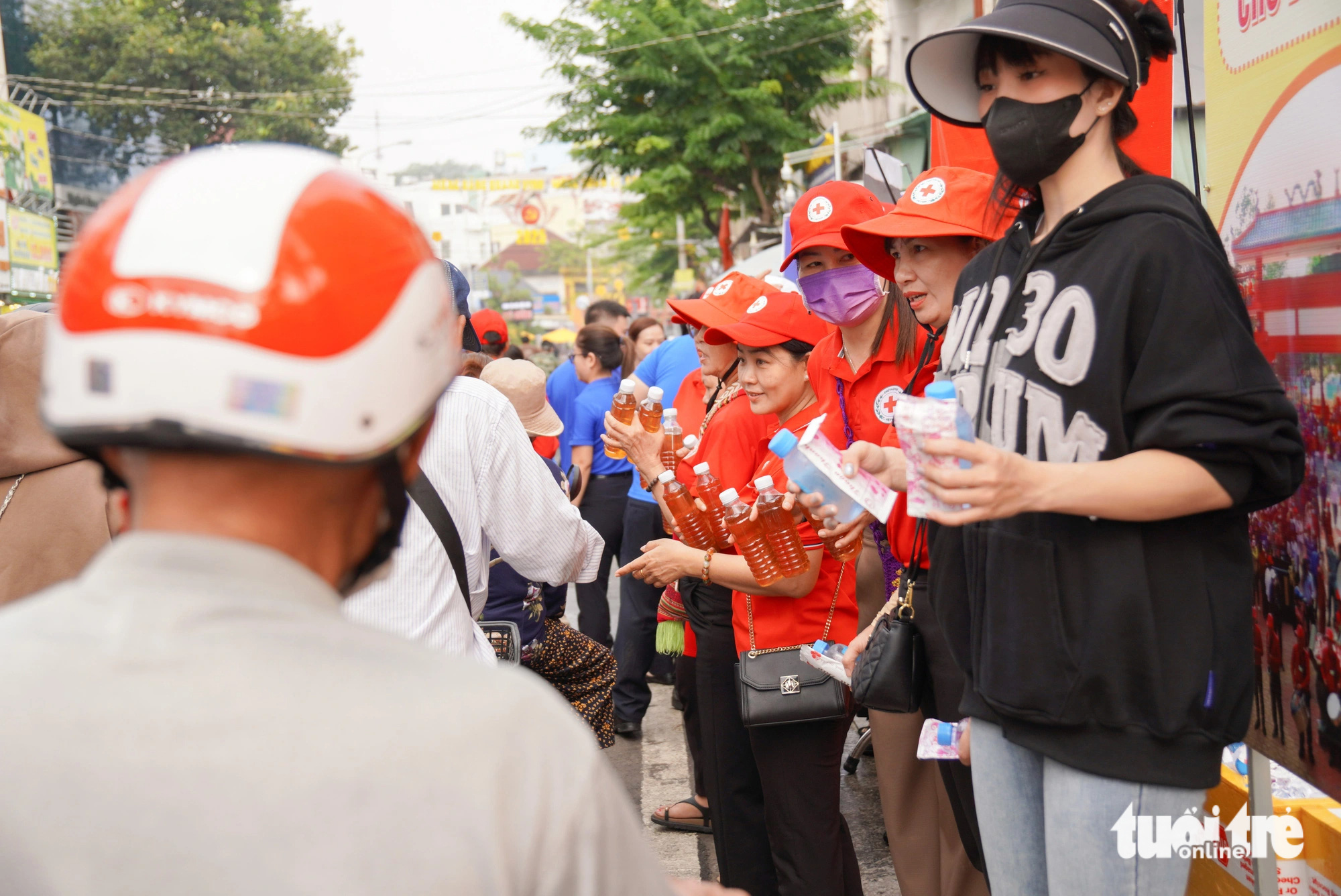 Cả xóm làm đồ ăn miễn phí tặng du khách ngày lễ rước cộ Bà - Ảnh 1.