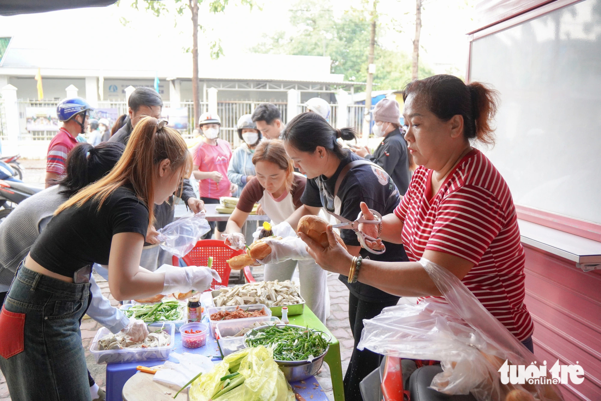 Cả xóm làm đồ ăn miễn phí tặng du khách ngày lễ rước cộ Bà - Ảnh 3.