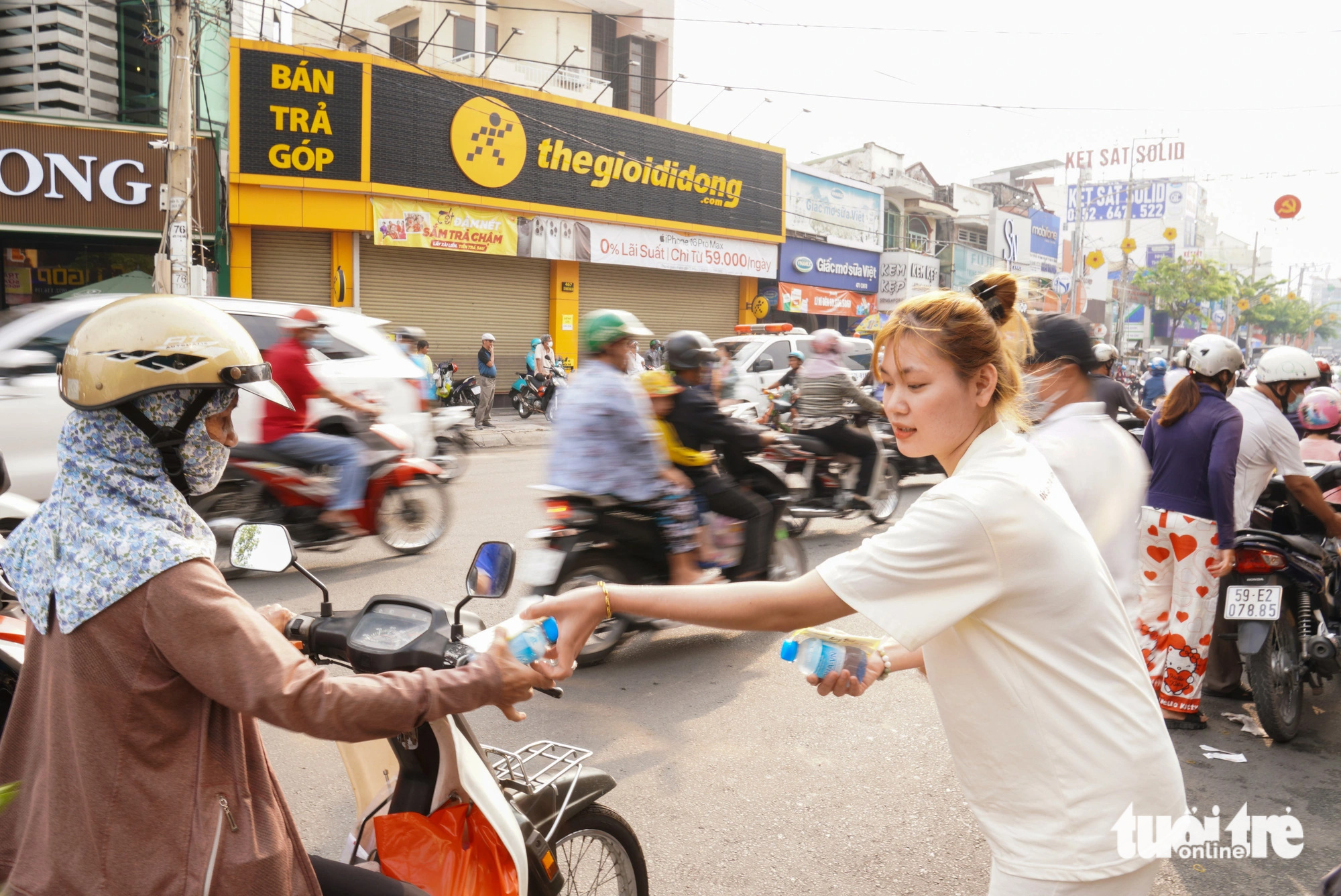 Cả xóm làm đồ ăn miễn phí tặng du khách ngày lễ rước cộ Bà - Ảnh 6.