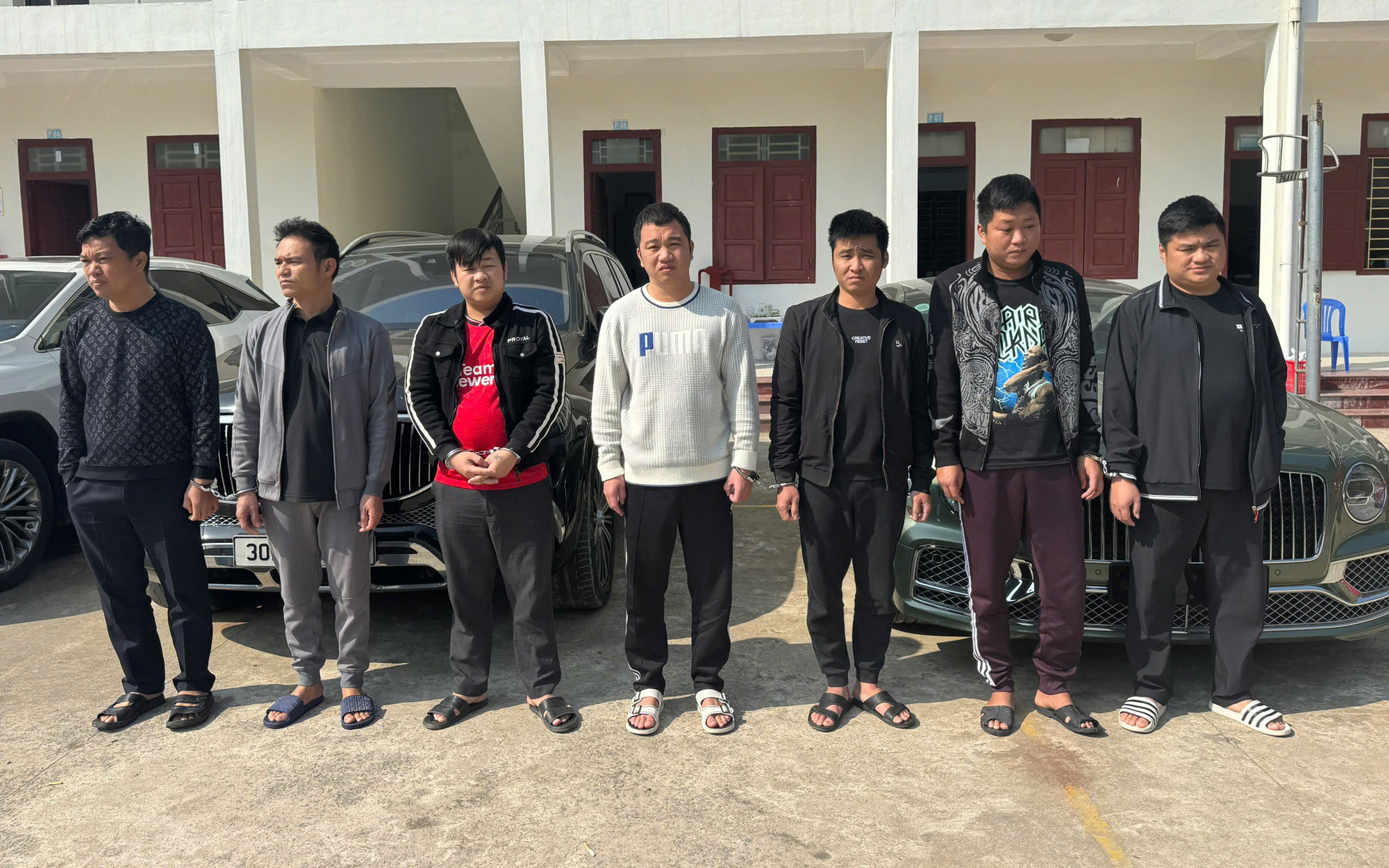 Khởi tố người đàn ông lừa đầu tư chứng khoán, chiếm đoạt hơn 1,7 tỉ đồng - Ảnh 3.