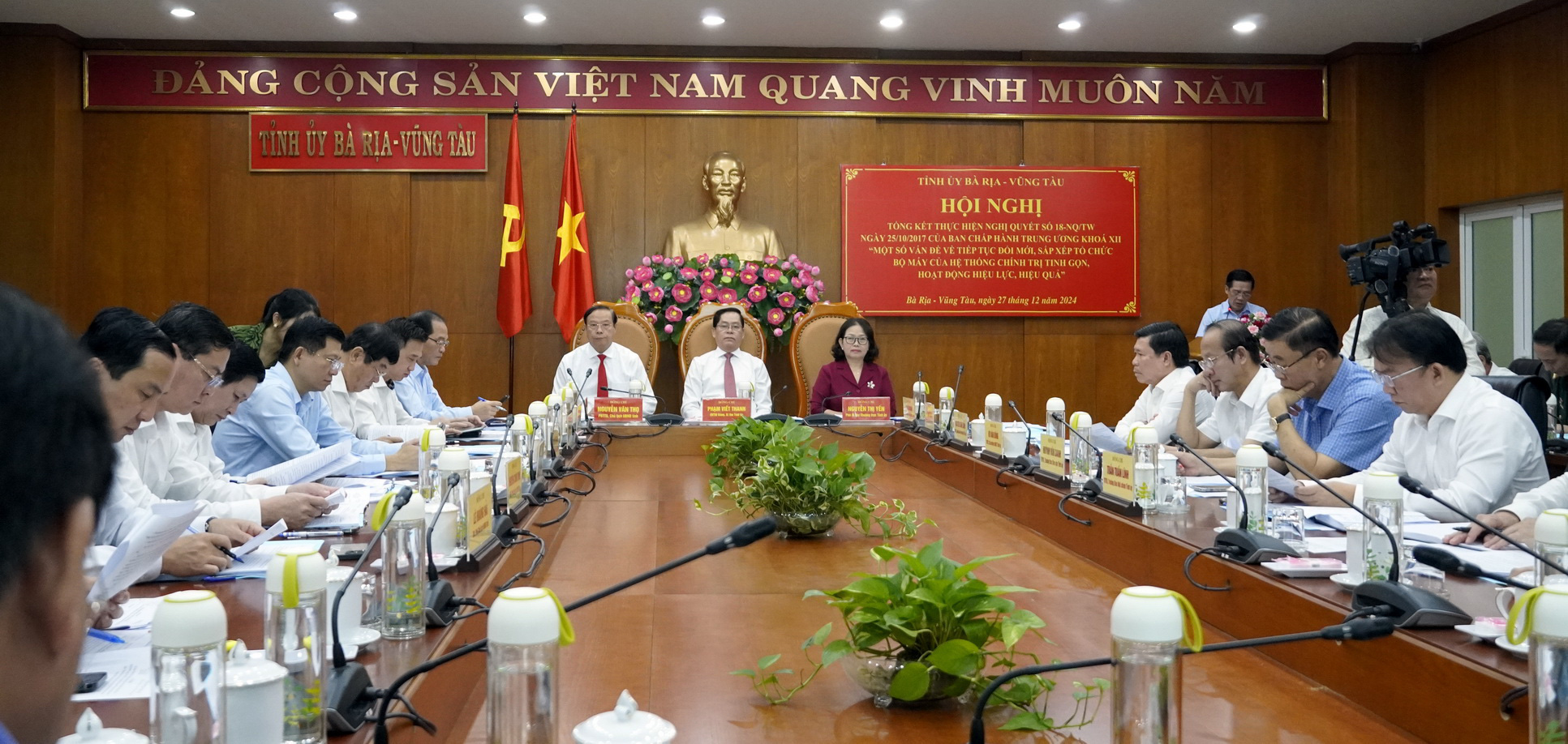 24 cán bộ Ban Thường vụ Tỉnh ủy Bà Rịa - Vũng Tàu quản lý nghỉ hưu trước tuổi, thôi việc - Ảnh 1.