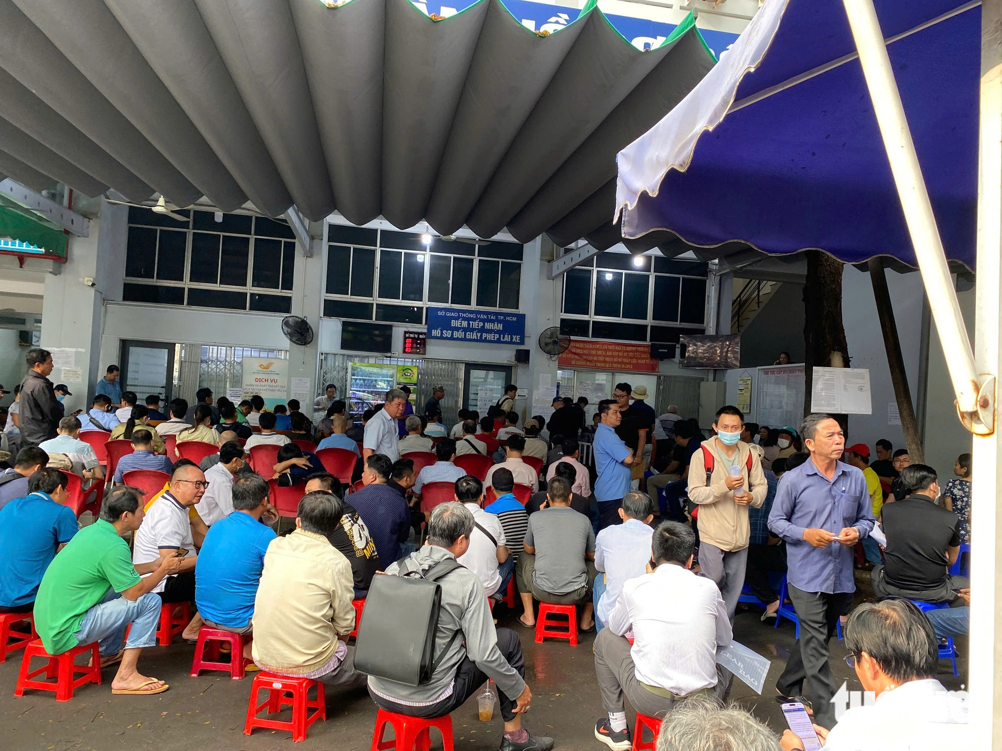 Dân 'lớp đứng, lớp ngồi' chờ đổi giấy phép lái xe, các điểm tiếp nhận làm hết công suất  - Ảnh 2.