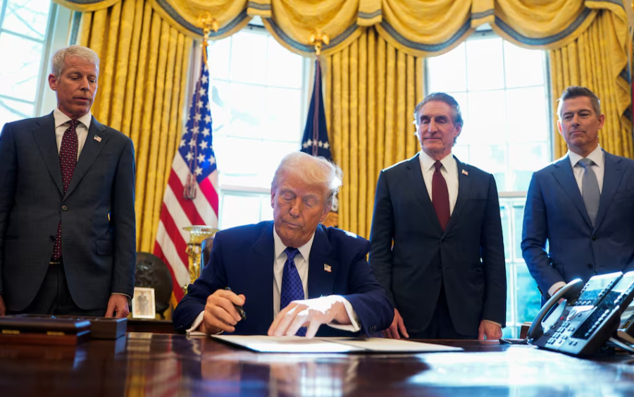 Ông Trump thực hiện lời hứa đánh thuế ô tô, bán dẫn và dược phẩm - Ảnh 2.