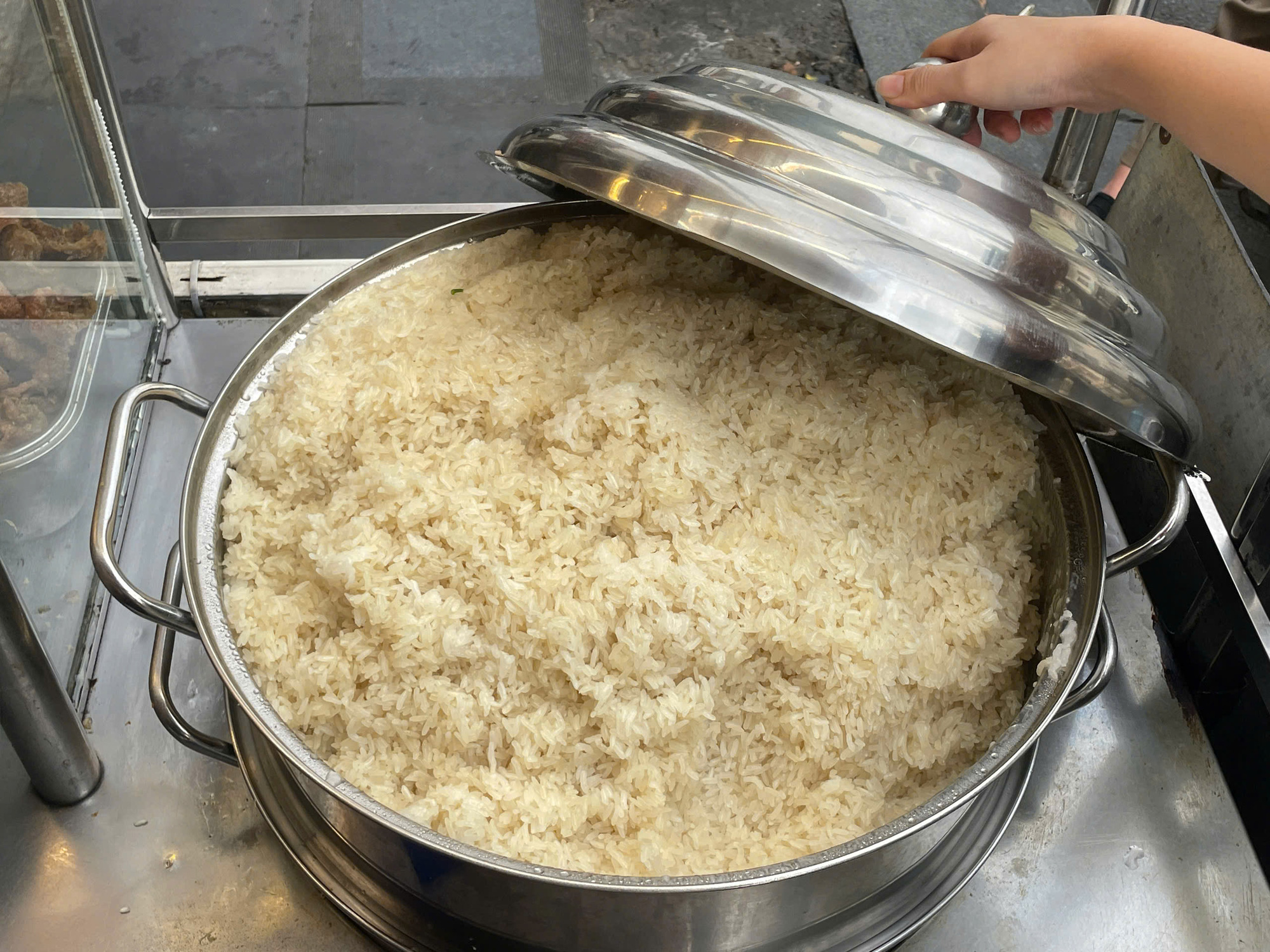Vad är det med kyckling- och sticky rice-butiken som har sålt i över 20 år som till och med Tran Thanh fascineras av och kommer tillbaka för att köpa en andra gång? - Foto 6. Xôi gà 20 năm bán ở chợ Tân Định, trứng non da gà chiên khiến Trấn Thành cũng phát mê - Ảnh 6.