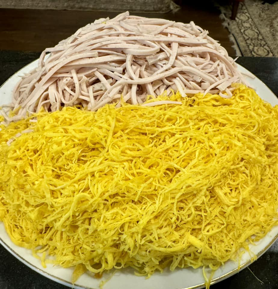 La cocina de la Sra. Hoa muestra cómo cocinar bun thang al estilo de Hanoi, oficialmente el final del Tet - Foto 9. Bếp bà Hoà chỉ cách nấu bún thang chuẩn Hà Nội, chính thức hết Tết - Ảnh 9.