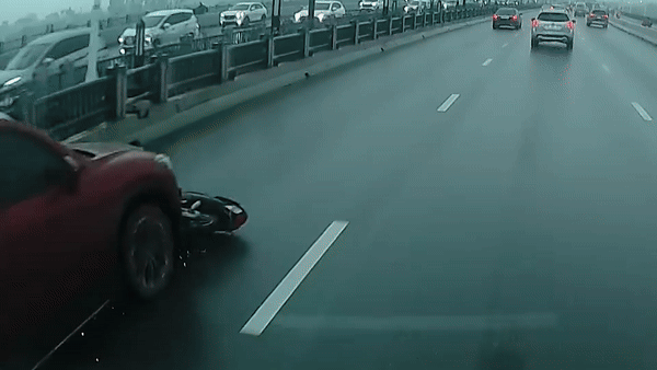 Triệu tập tài xế đạp vào đầu người khác tại gara ô tô - Ảnh 2.