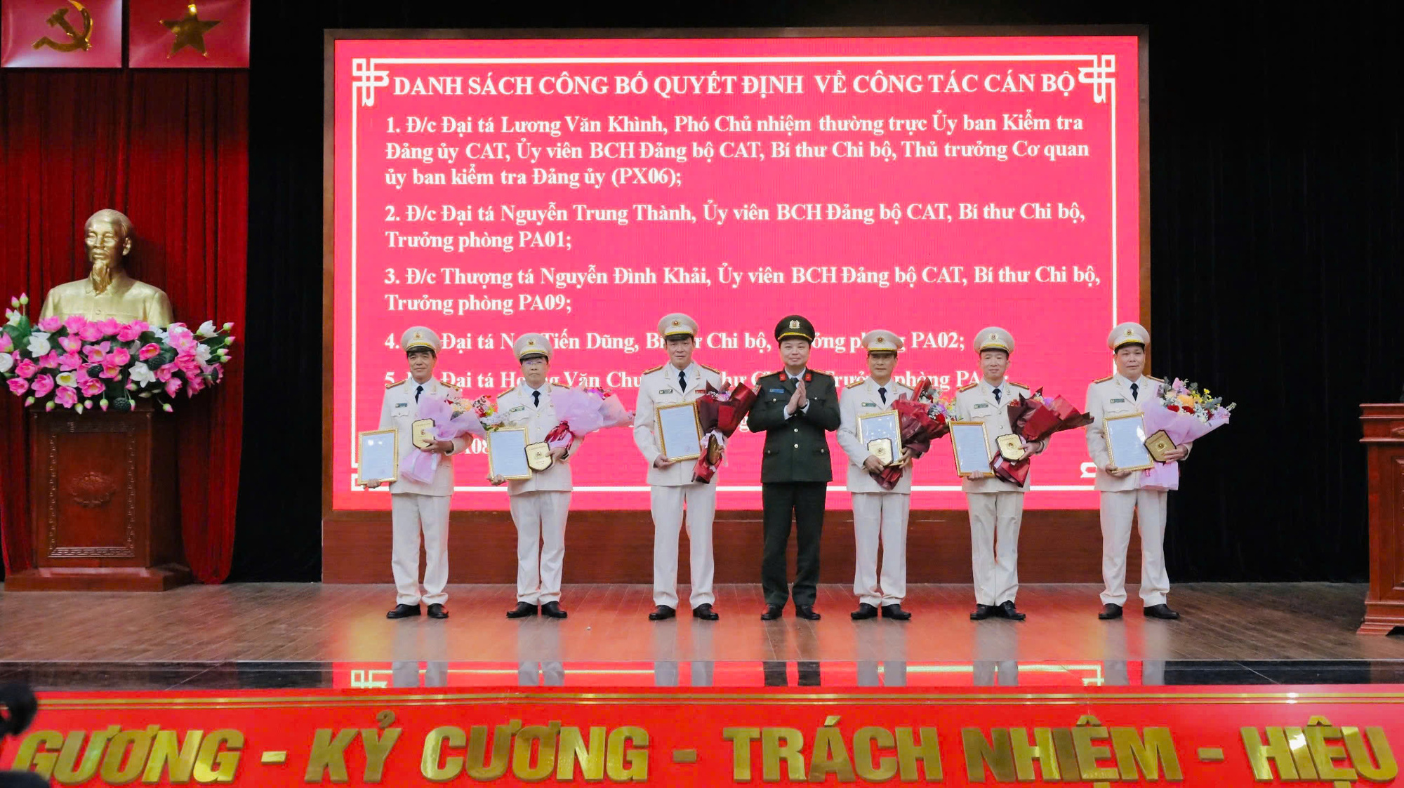 Đại tá công an xúc động, đọc 4 câu thơ trong ngày nhận quyết định nghỉ hưu trước tuổi - Ảnh 1.