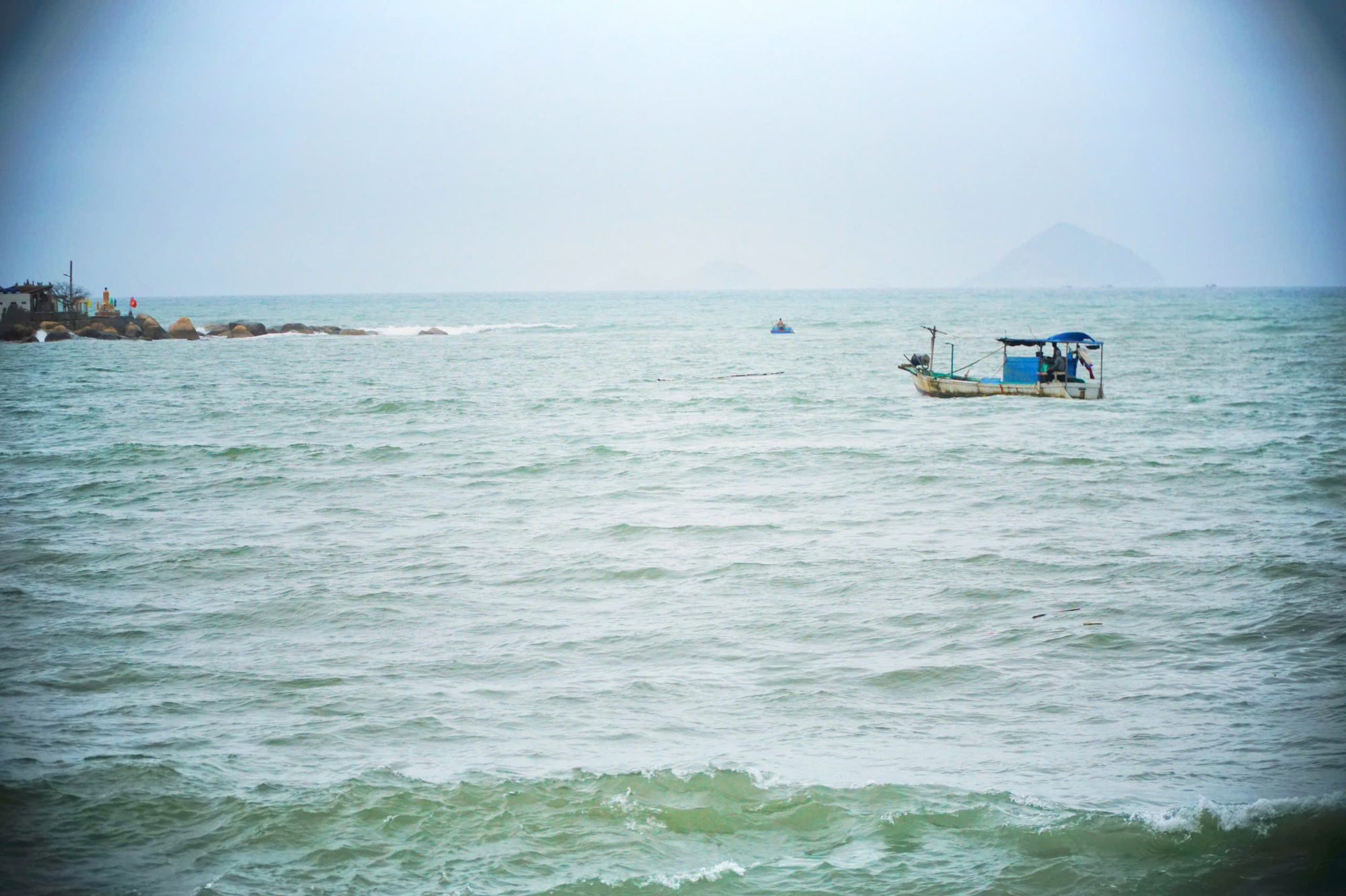 Sóng lớn đánh chìm thuyền của ngư dân trên biển Nha Trang, 2 người mất tích - Ảnh 1.