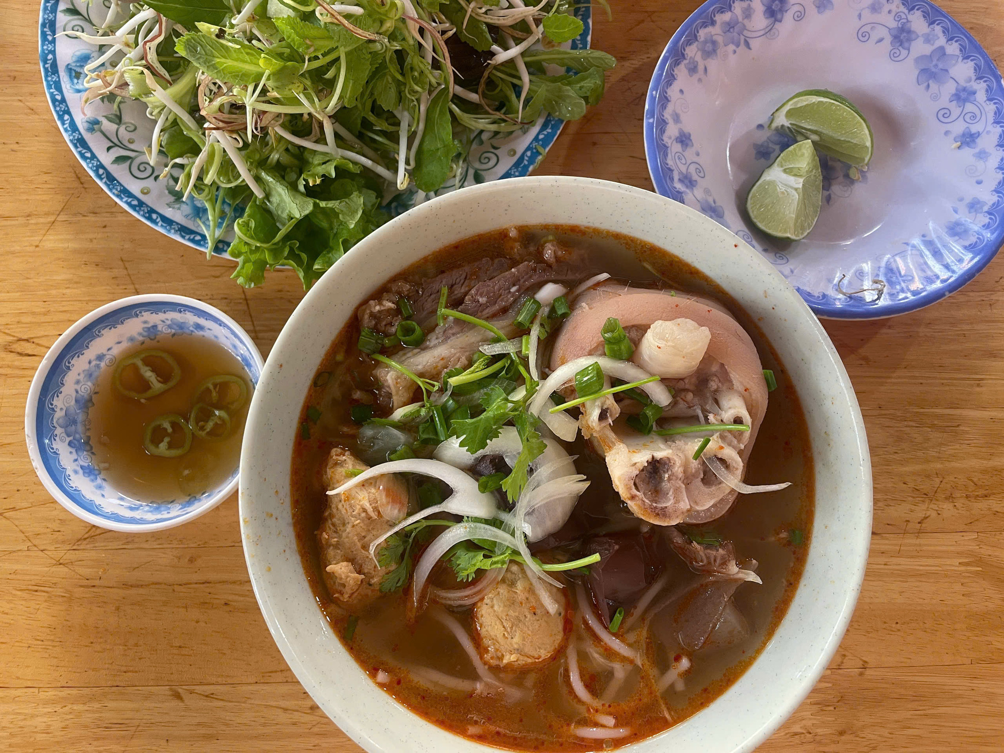 25 yıllık otantik Hue dana etli erişte dükkanını gezip eski yerine geri dönün - Fotoğraf 1. Trời ơi, bún bò Huế như thế này mới đúng vị Huế chứ! - Ảnh 1.