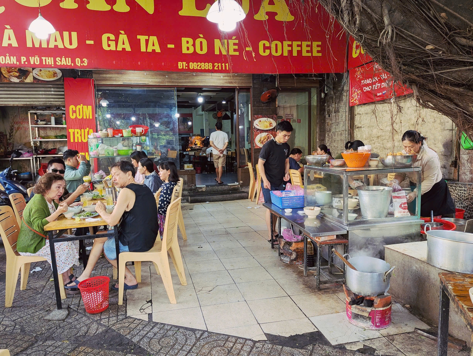 25 yıllık otantik Hue dana etli erişte dükkanını gezip eski mekana geri dönün - Fotoğraf 2. Quán bún bò chuẩn vị Huế có tuổi đời 25 năm, đi một vòng rồi quay về chốn xưa  - Ảnh 2.