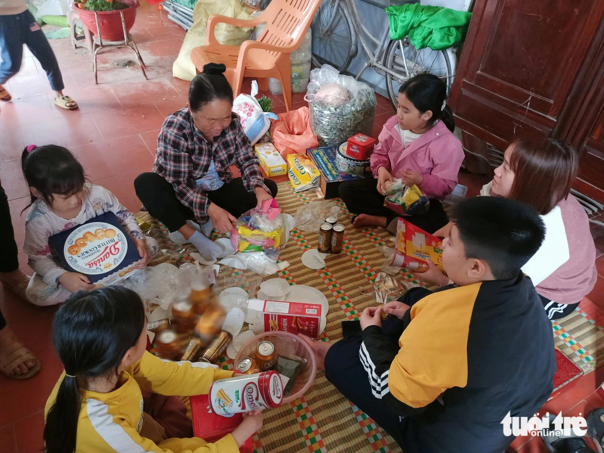 Con cái trở lại thành phố, bỏ lại khoảng lặng trước hiên nhà - Ảnh 1.