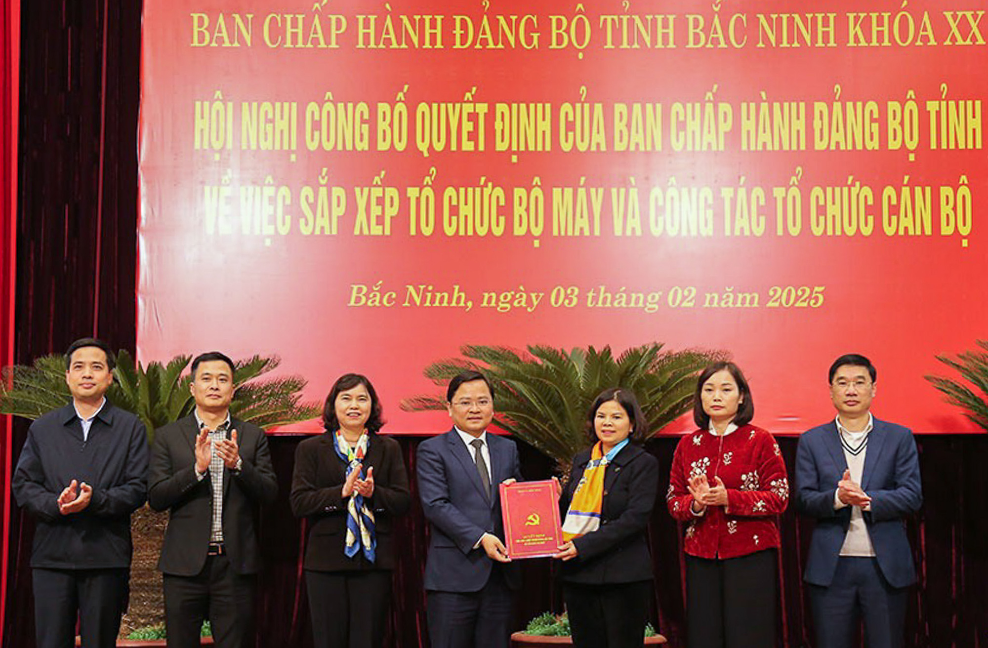 Bắc Ninh công bố hàng loạt quyết định sắp xếp bộ máy, cán bộ - Ảnh 1.