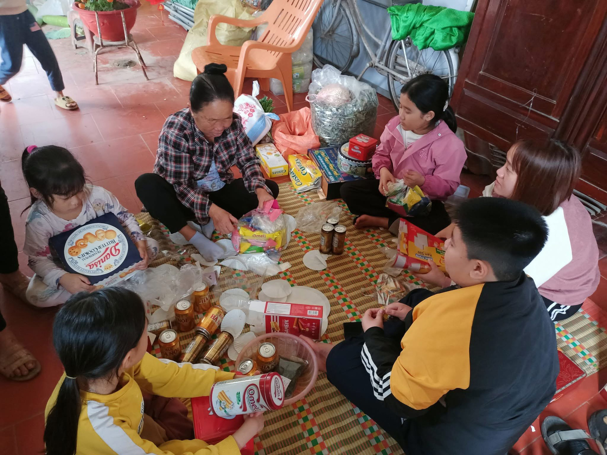 Mỗi lần con về quê dặn lòng không lấy gì, rồi cha mẹ lại dúi củ khoai, mớ rau ngoài vườn - Ảnh 1.