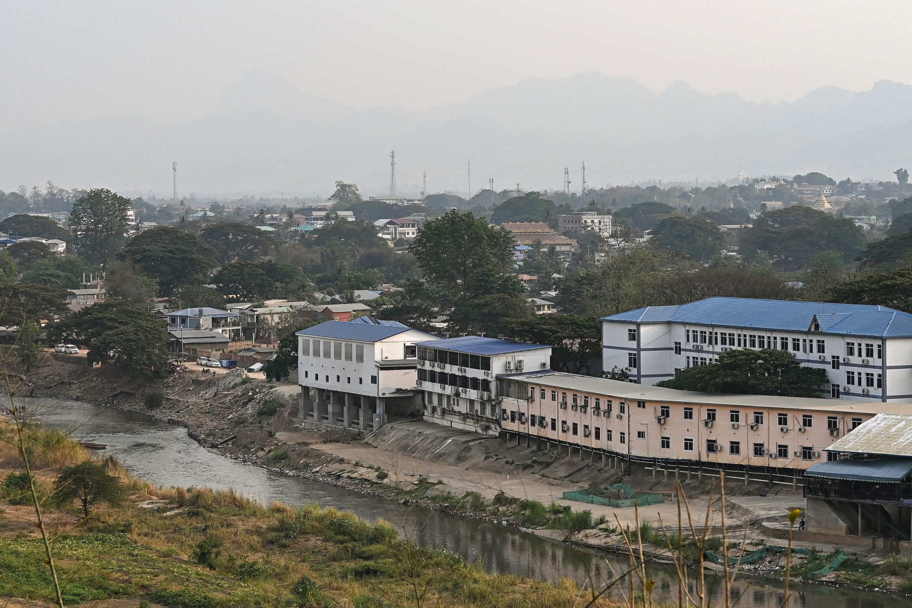 Thái Lan cắt điện với các khu vực biên giới Myanmar liên quan trung tâm lừa đảo - Ảnh 1.