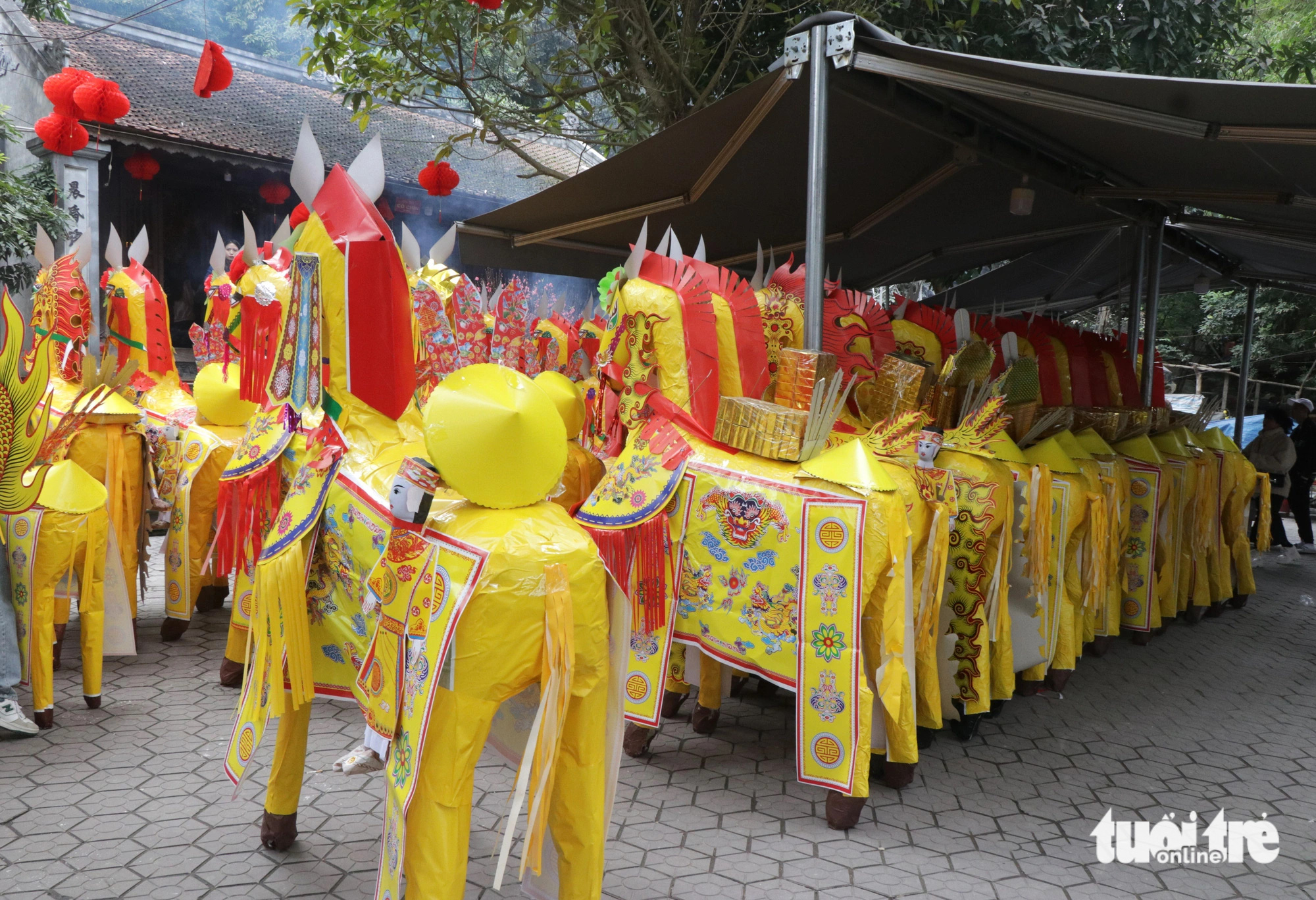 Cả đàn ngựa giấy 'khủng' vẫn xếp hàng chờ đốt tại đền Chợ Củi - Ảnh 4.