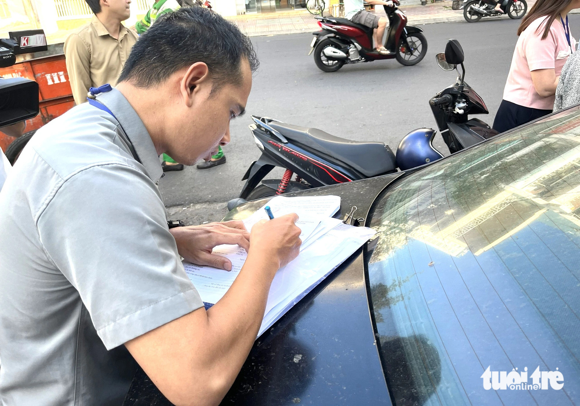 צוות הבדיקה ביקר במסעדה בנה טראנג שהואשמה בגניבת תיירים, אך לא הצליח לפגוש את הבעלים - תמונה 2. Đoàn kiểm tra đến làm việc quán ăn ở Nha Trang bị tố 'chặt chém' nhưng không gặp được chủ quán - Ảnh 2.