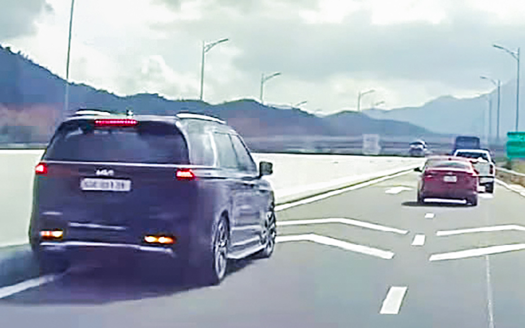 Cảnh sát giao thông xử phạt, trừ điểm giấy phép lái xe tài xế vượt ẩu trên quốc lộ 27C - Ảnh 3.